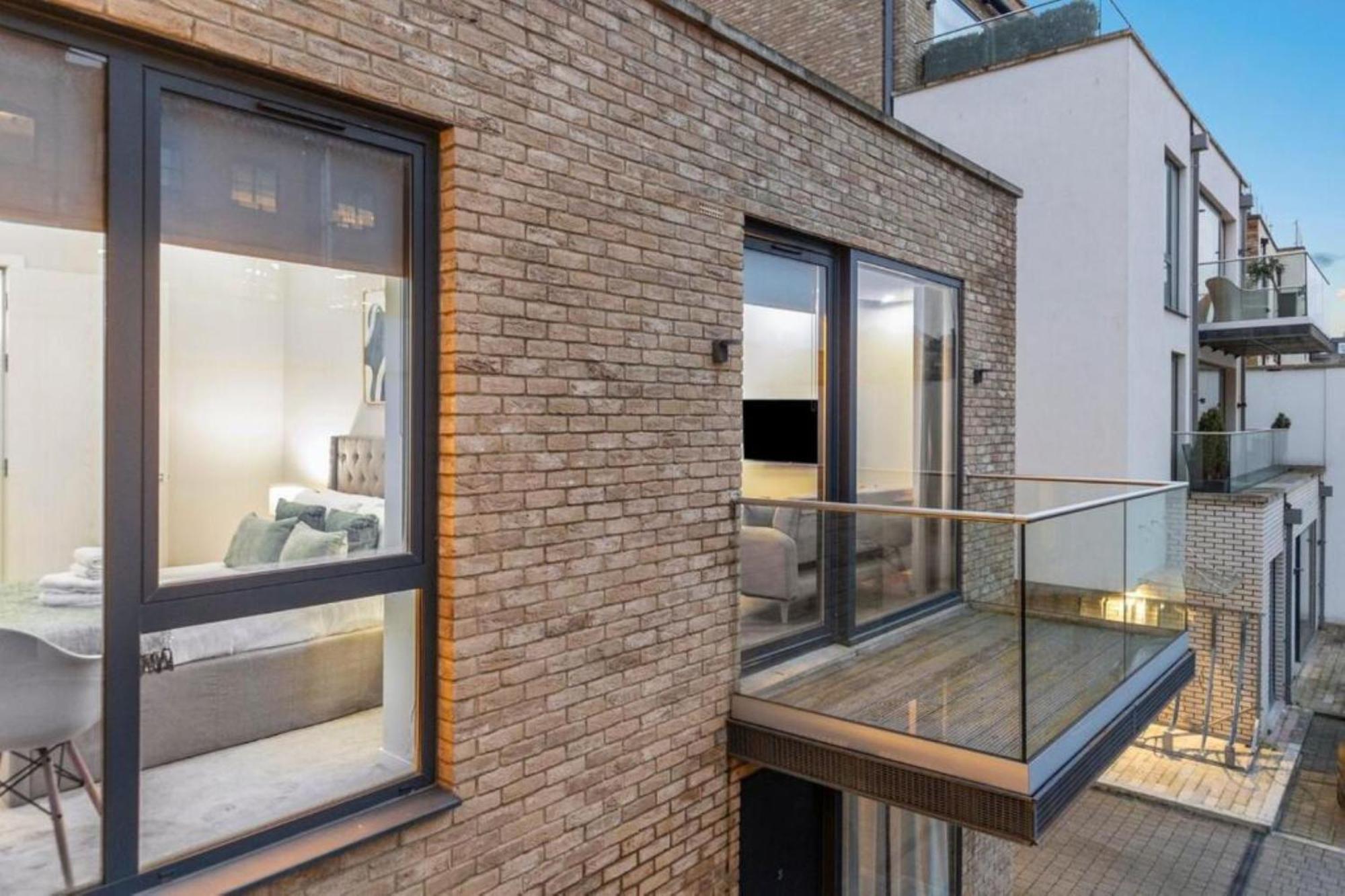 Apartment Modern Simplicity, Minimalist 2br Flat In