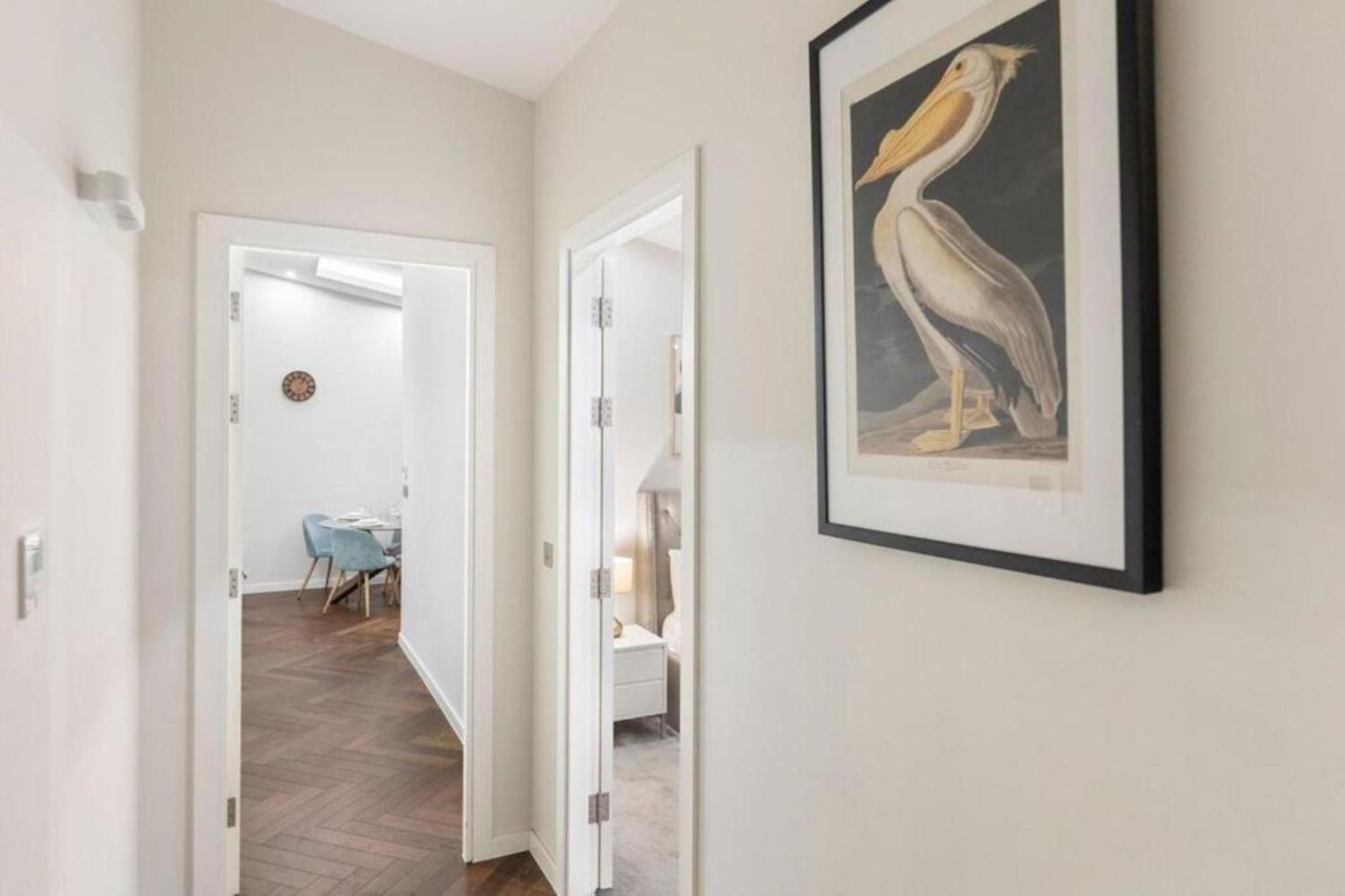 Modern Simplicity, Minimalist 2br Flat In Apartment London