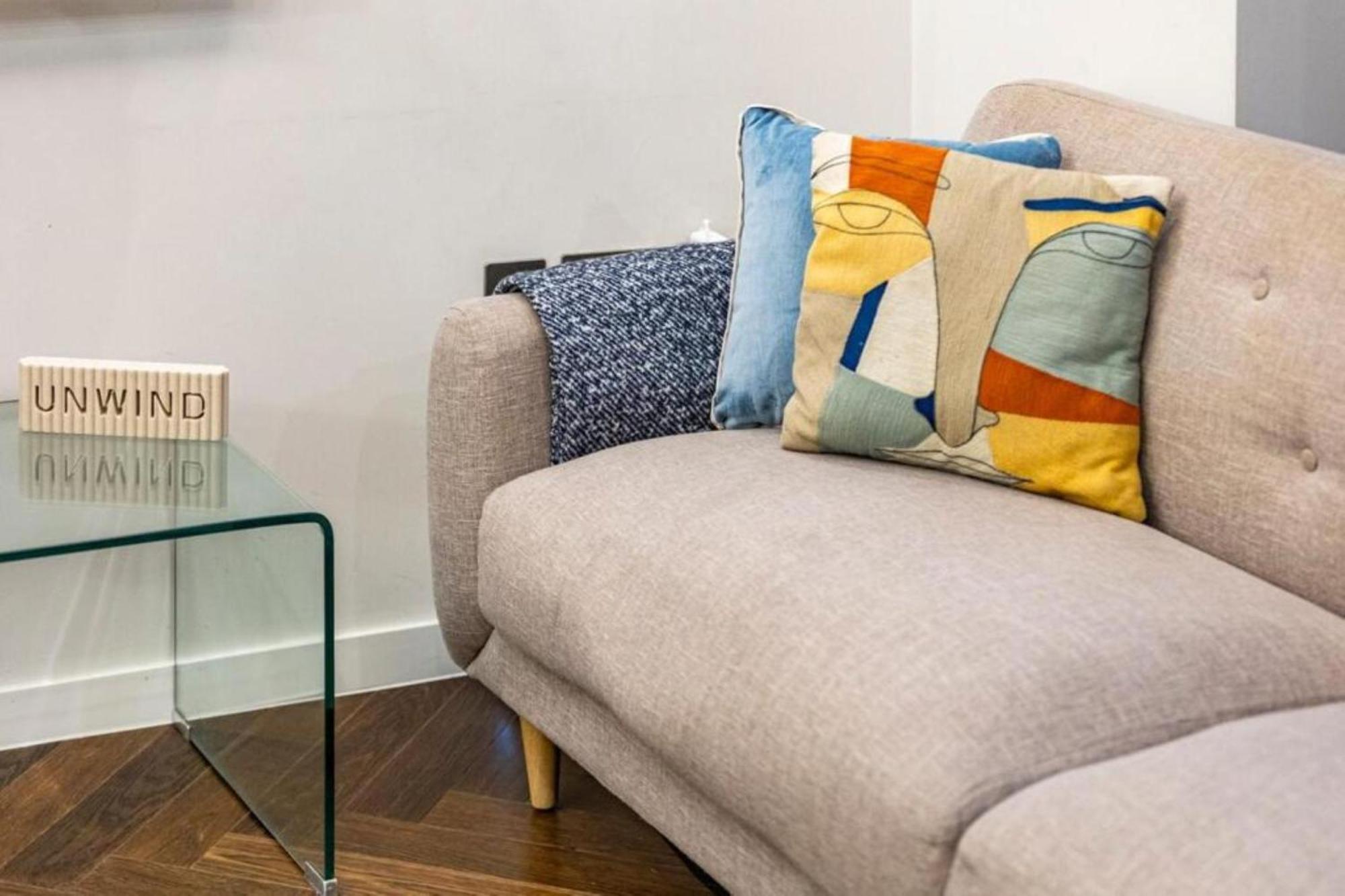 Modern Simplicity, Minimalist 2br Flat In * London