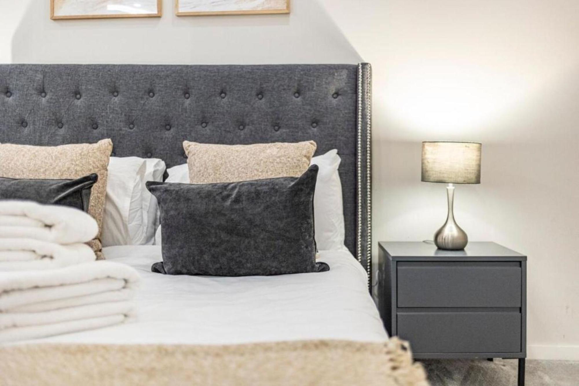 Modern Simplicity, Minimalist 2br Flat In London