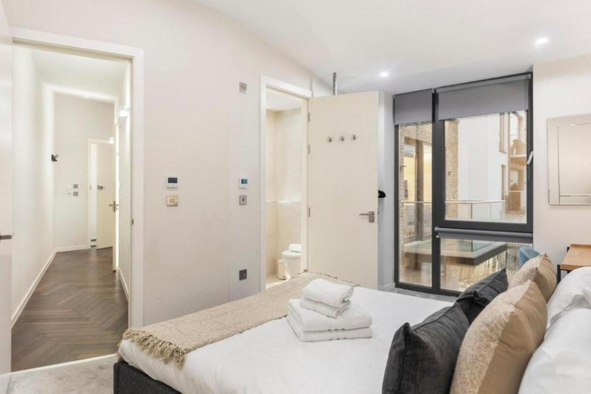 Apartment Modern Simplicity, Minimalist 2br Flat In *