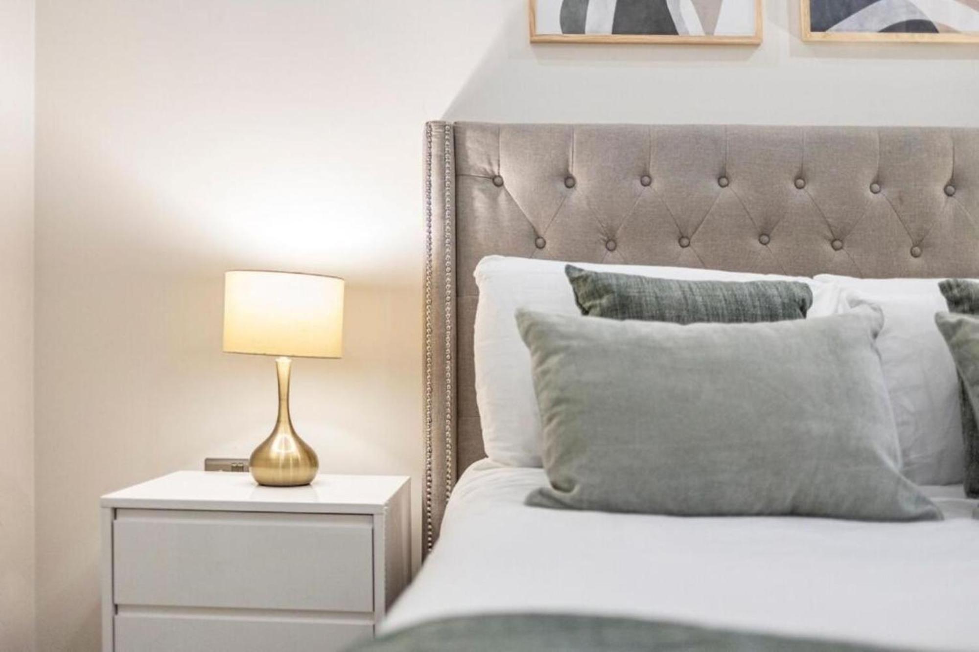 Modern Simplicity, Minimalist 2br Flat In * London