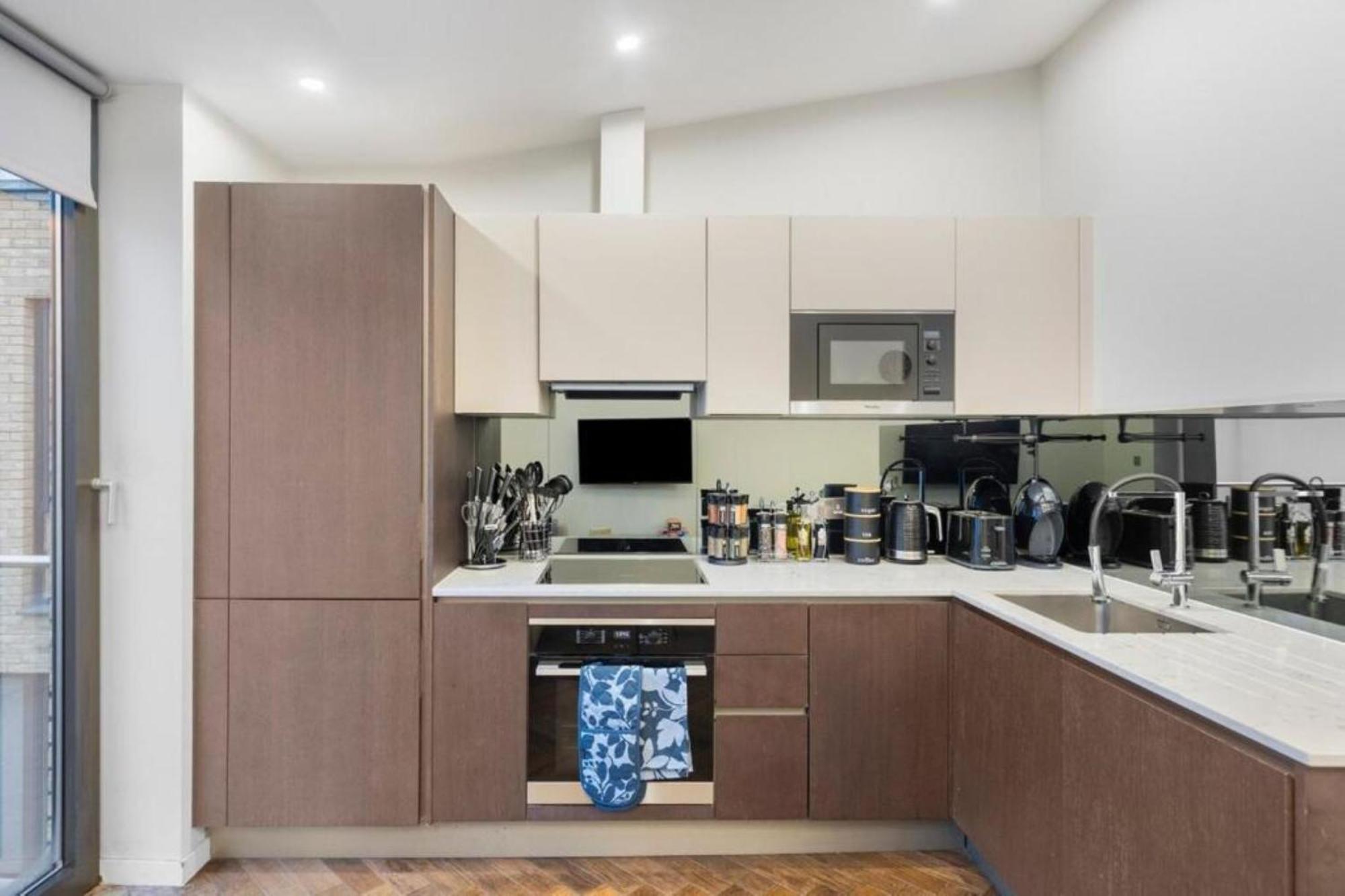 Modern Simplicity, Minimalist 2br Flat In Apartment *
