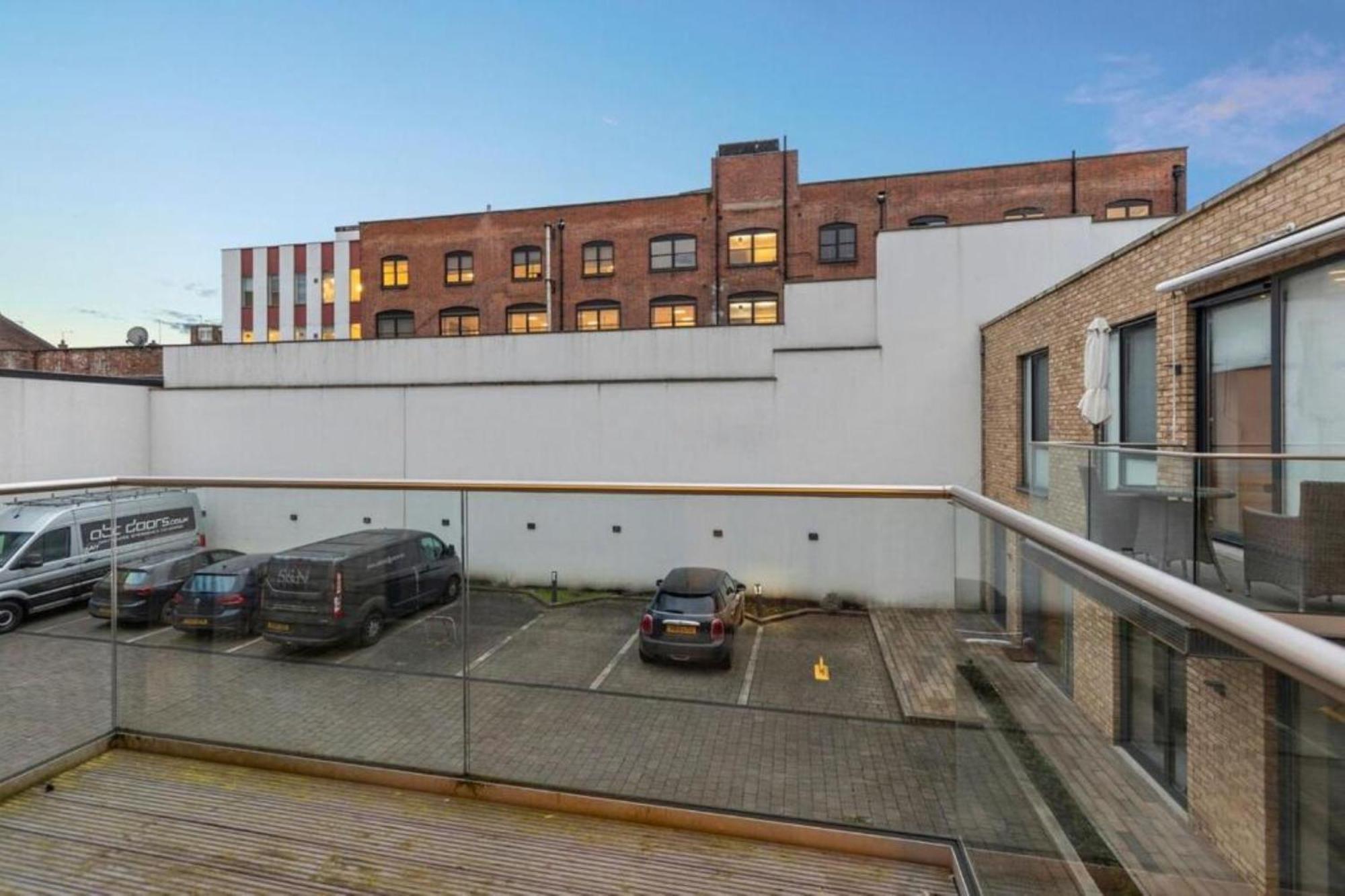Modern Simplicity, Minimalist 2br Flat In * London