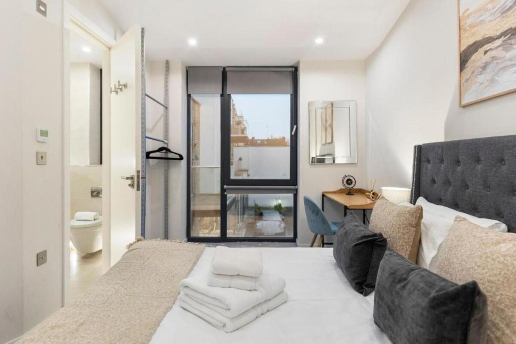 Apartment Modern Simplicity, Minimalist 2br Flat In *