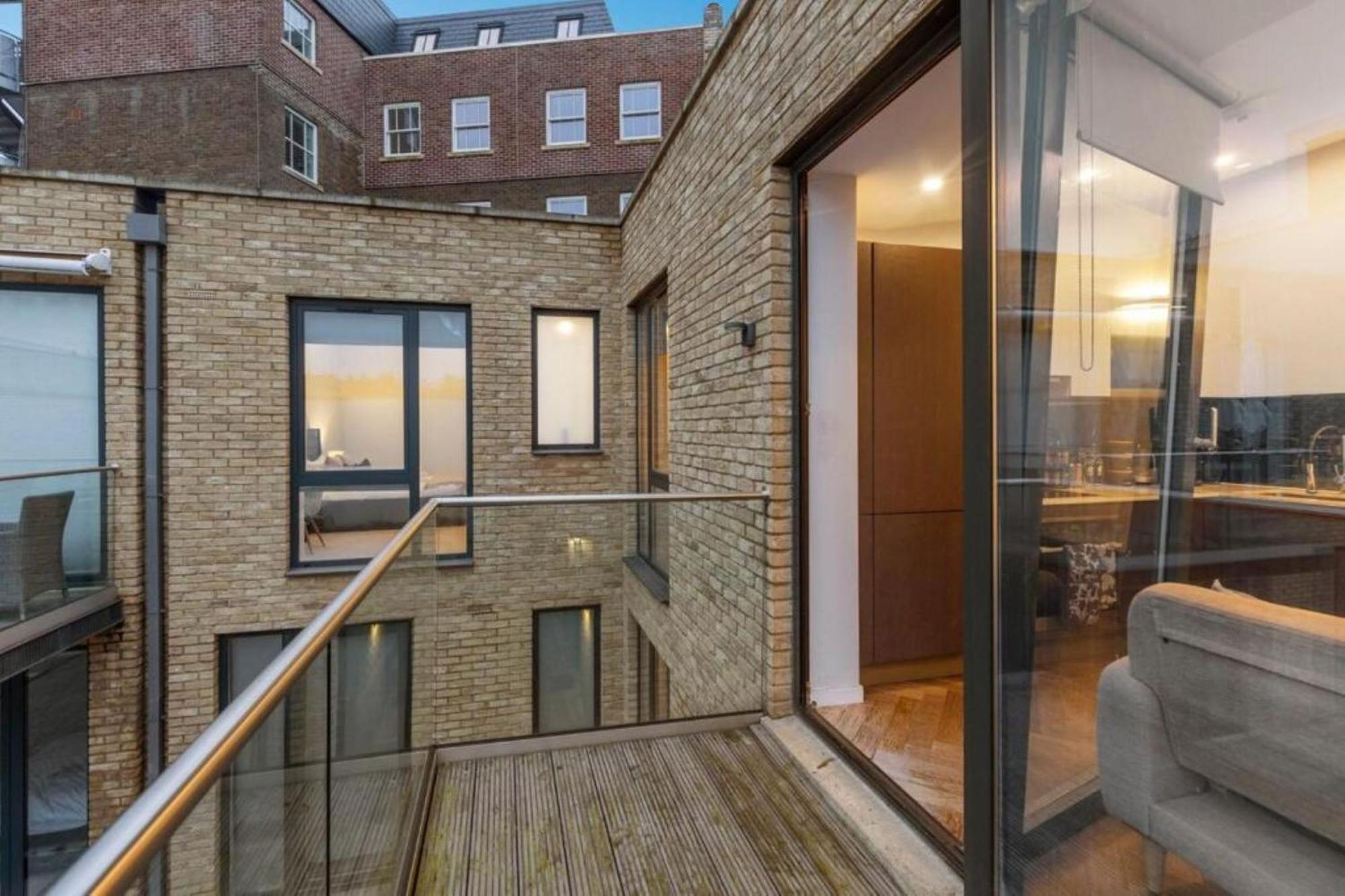 Modern Simplicity, Minimalist 2br Flat In * London